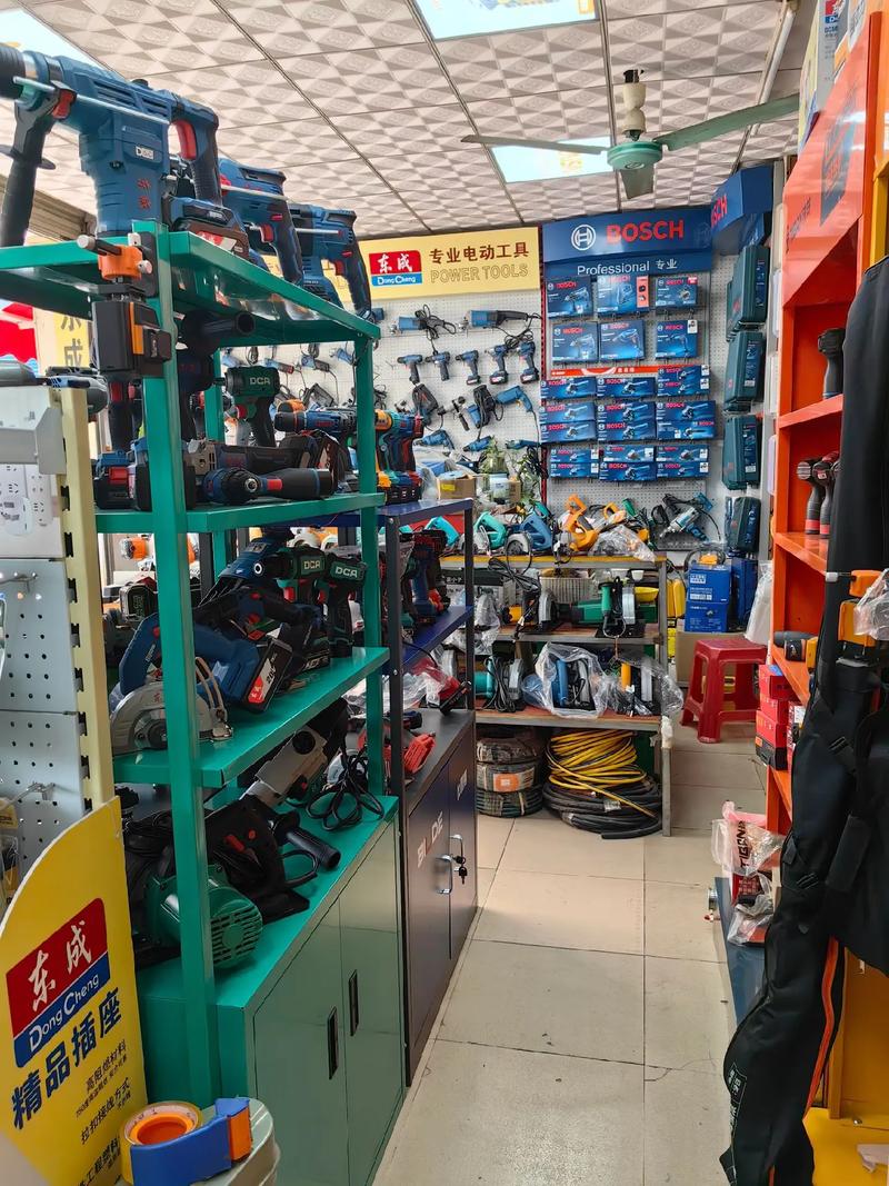 五金機(jī)電實(shí)體店 努力工作,年前買件軍大衣過新年